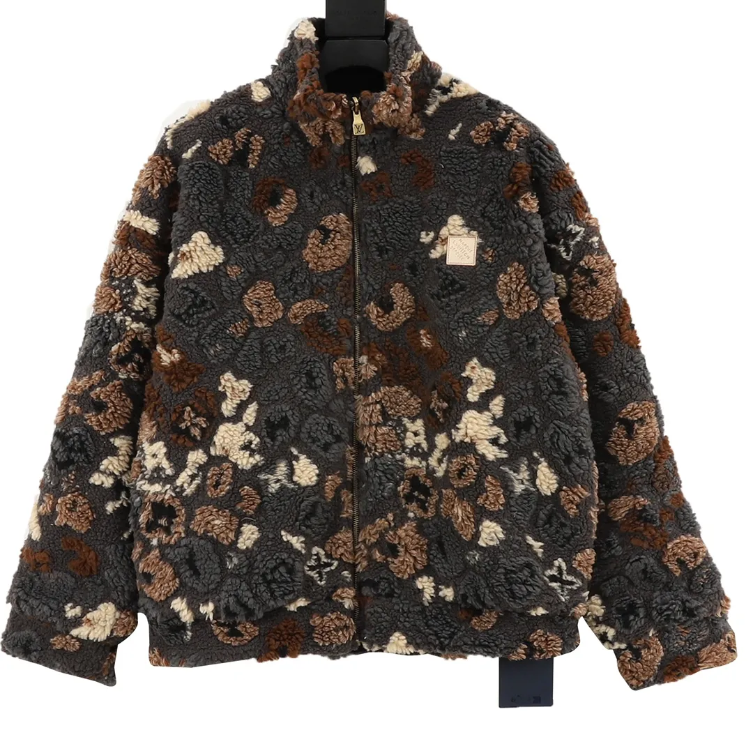 🅿️570 220Louis Vuitton & Nigo floral double-sided fleece sherpa jacket. The original version was purchased for 22200. It is made of 3D three-dimensional lamb wool. The light brown color of custom-woven nylon fabric is ordered and dyed according to the original version. It is comfortable to wear and doubles the thermal performance. The lapel stand-up collar has a two-wear zipper design, which is easy to put on and take off to change the style at will. One side is plush, soft and fashionable, and the gray and black base is embellished with round textures in autumn and winter colors, showing a natural moss-like atmosphere, which enhances the style of the outfit. The other side is smooth and cotton-covered, which has a better effect of keeping warm and cold in autumn and winter. With the leather label pattern, it gives a relaxed feeling when wearing it on the street. Unisex Size: XS-L